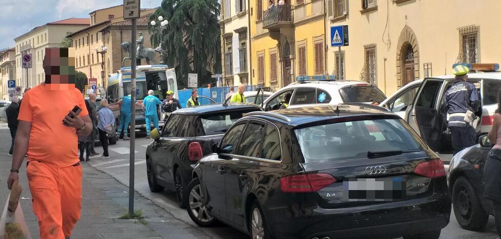 Pistoia, investita davanti alle scuole: è grave