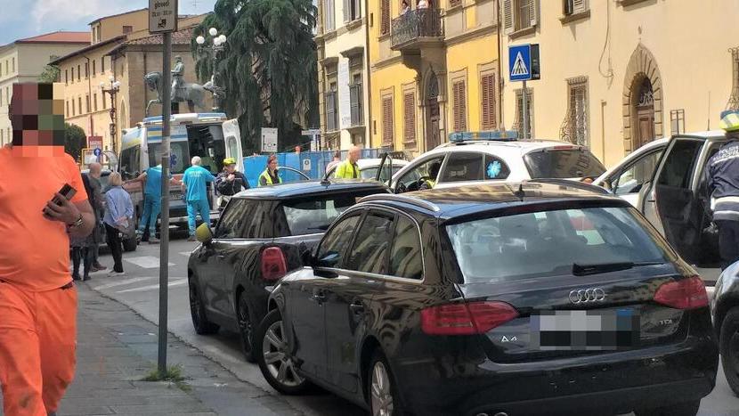 Pistoia, investita davanti alle scuole: è grave