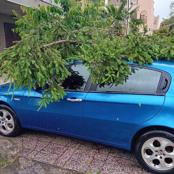 Lidi nord, il mare si mangia la duna. Grandine e vento, volati via i lettini