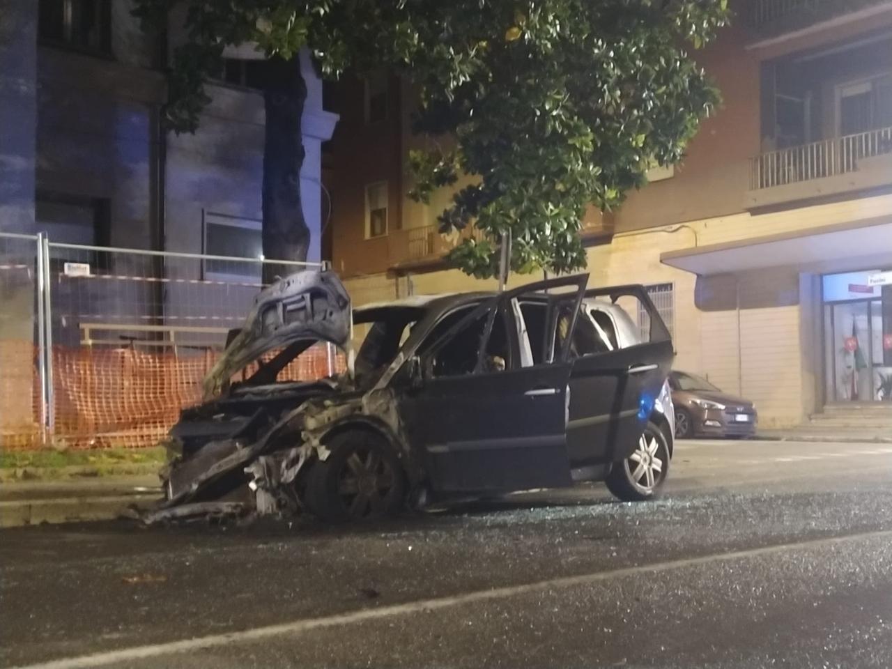 Grosseto, provocano un incidente e scappano: l’auto va a fuoco