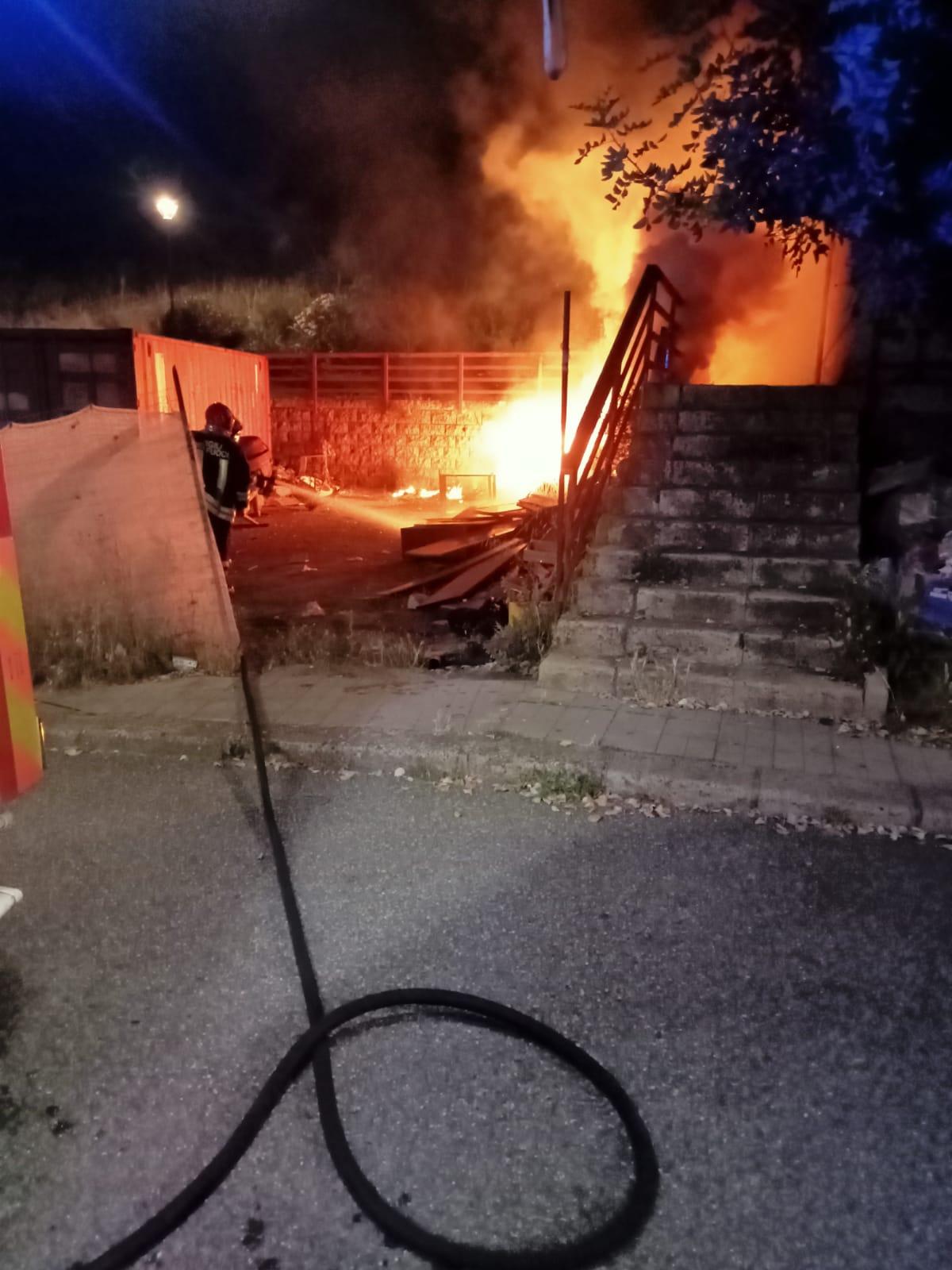 Fiamme a Bosa, in fumo un cumulo di spazzatura nel rione Caria