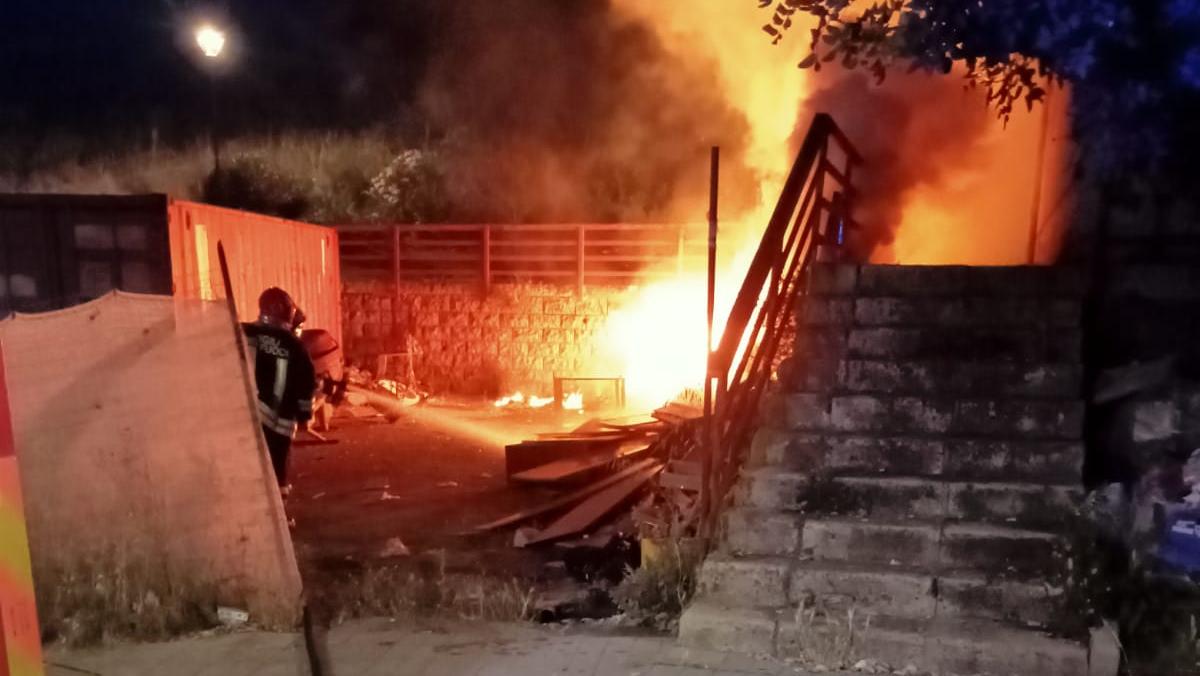 Fiamme a Bosa, in fumo un cumulo di spazzatura nel rione Caria