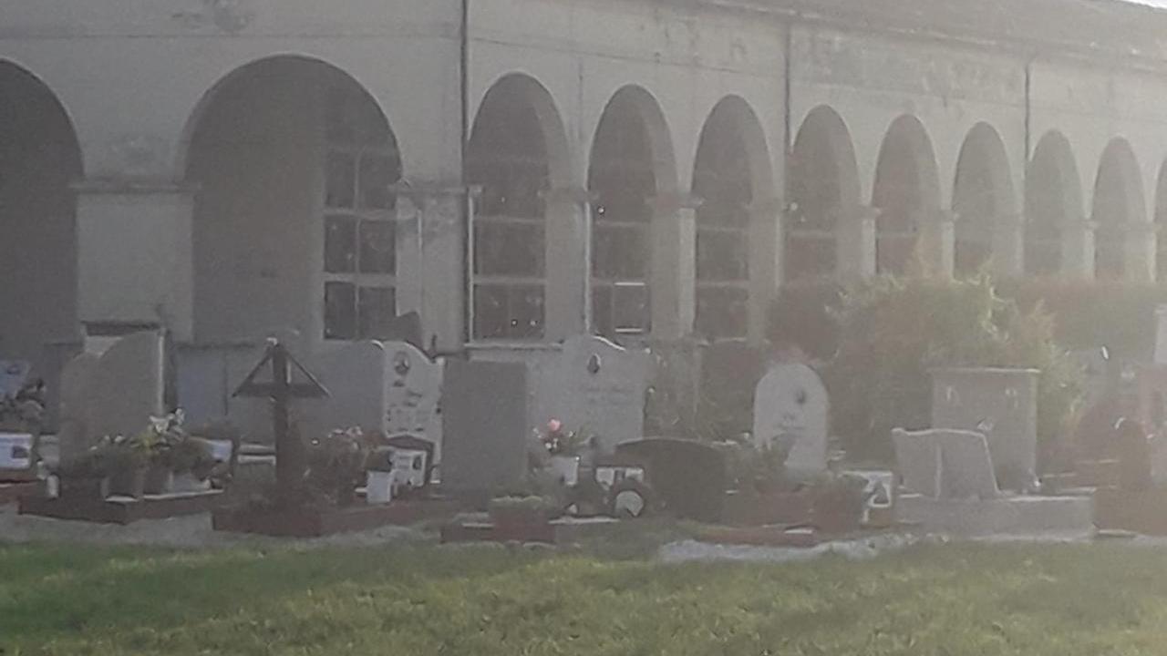 Tromba d’aria su Santa Vittoria, al cimitero si spezzano le lapidi