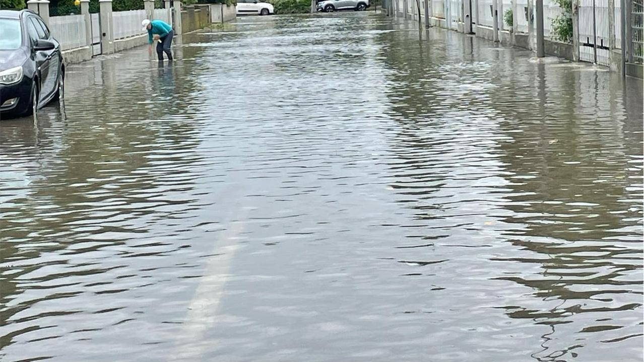 Strade come fiumi e scuole chiuse: la grandine si abbatte sulla Bassa