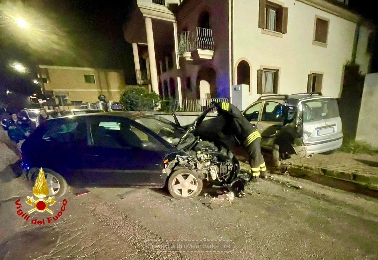 Olbia, sbatte con l’auto su una vettura in sosta che finisce contro un palo della luce: conducente in ospedale