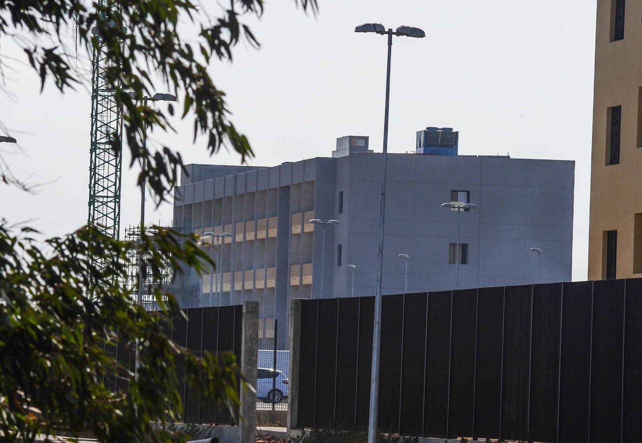 Detenuto di Uta ingoia pezzi di lampada al neon e in ospedale tenta di aggredire il medico: la denuncia del sindacato