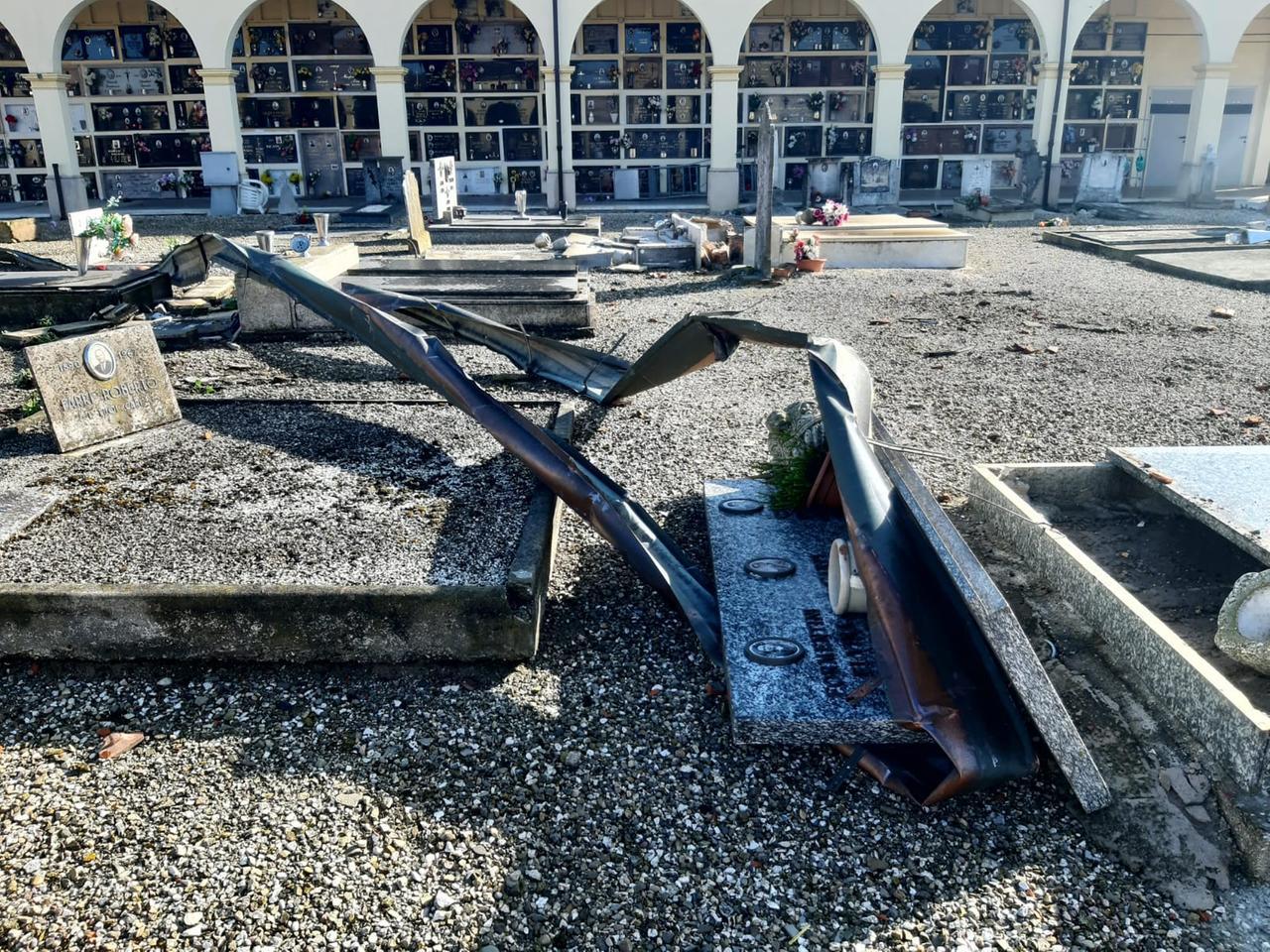 Tromba d’aria su Santa Vittoria, al cimitero si spezzano le lapidi