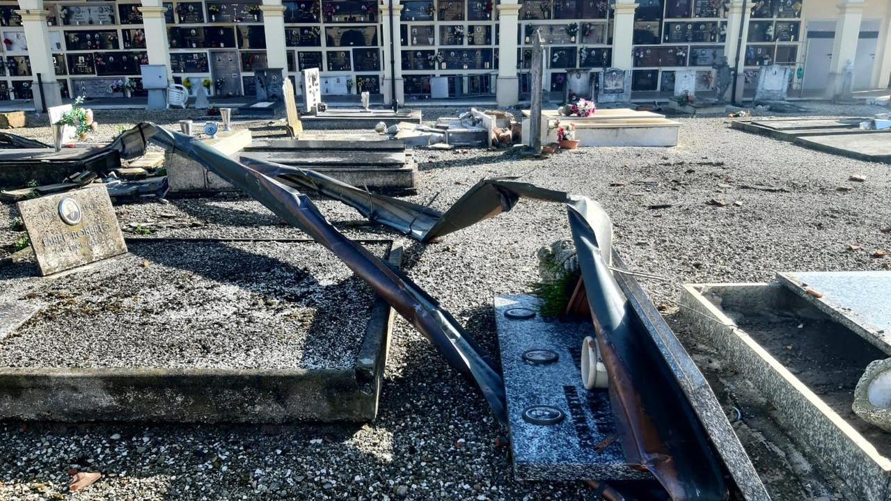 Il cimitero devastato dalla tromba d'aria a Santa Vittoria