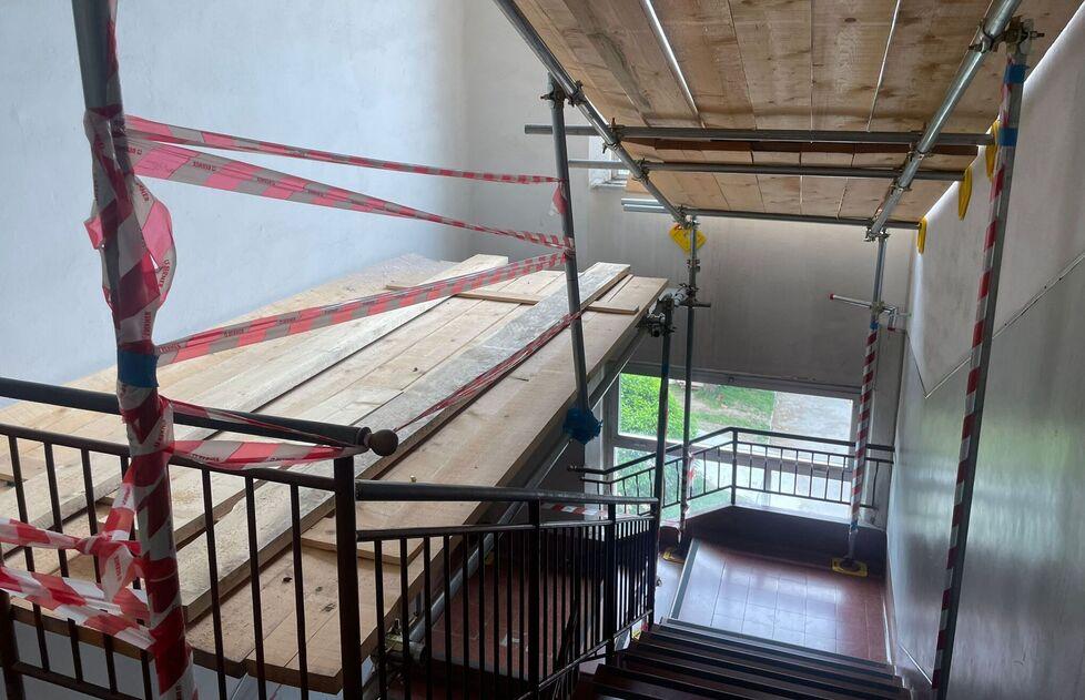 Ospedale di Livorno: puntelli, impalcature e nastri. Viaggio dentro il maxi cantiere