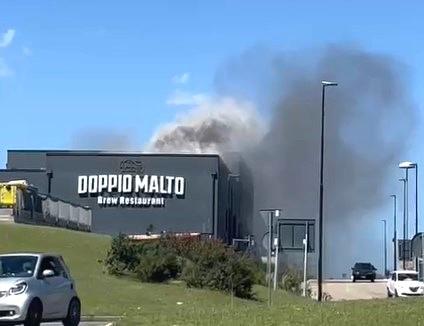 Olbia, a fuoco la canna fumaria del ristorante Doppio Malto