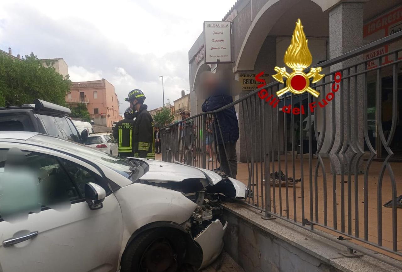 Auto si schianta sul muro di un centro commerciale ad Arzachena