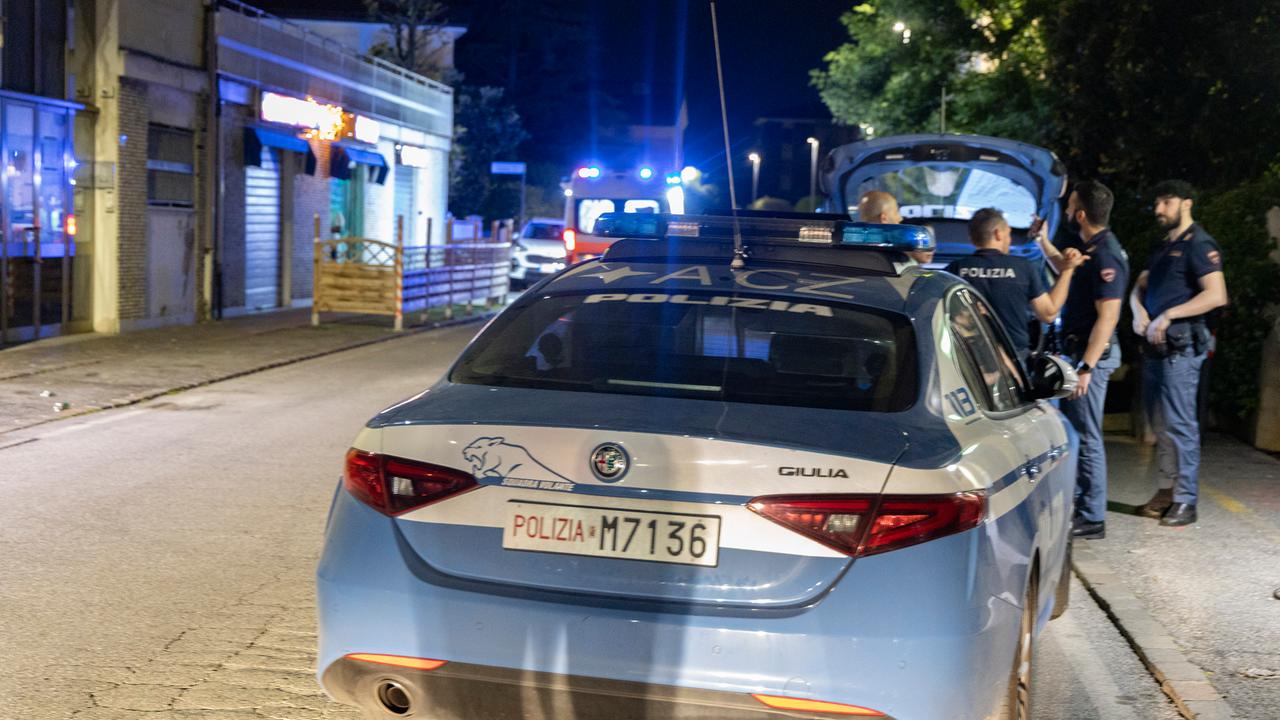 Una volante della polizia di Stato (foto d'archivio)