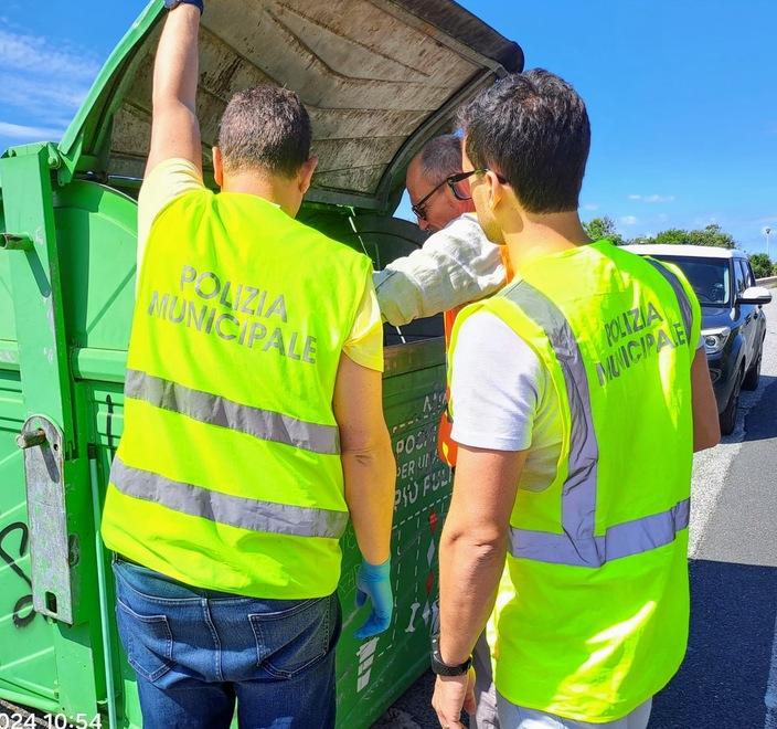 Due poliziotti della municipale al lavoro