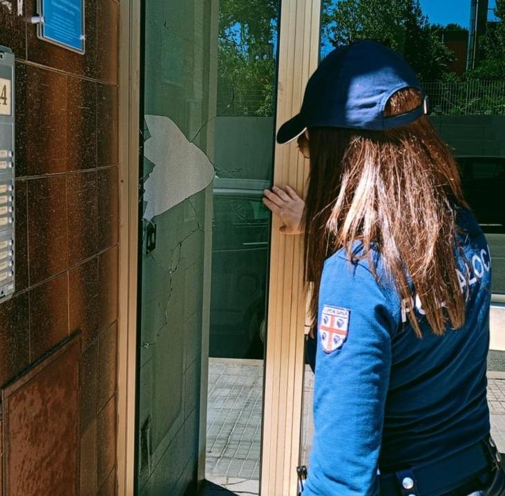 Sassari, masso lanciato dal cortile della scuola sfonda un portone e sfiora il postino