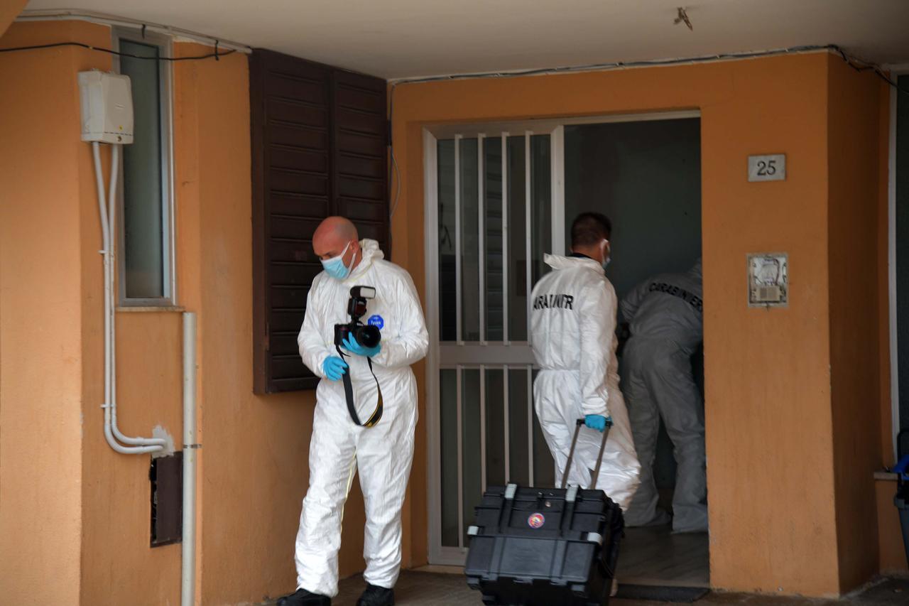 
	I carabinieri durante una ispezione nella casa di Rosa Bechere in via Petta

