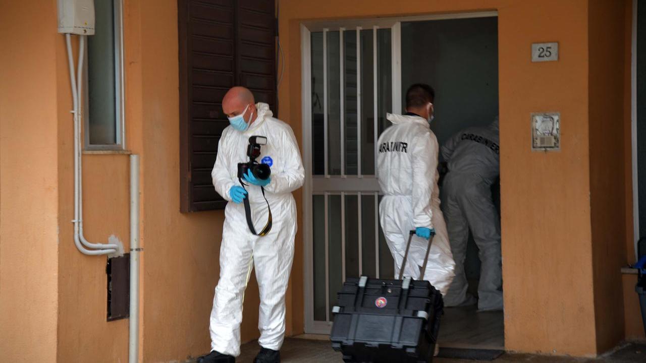 I carabinieri durante una ispezione nella casa di Rosa Bechere in via Petta