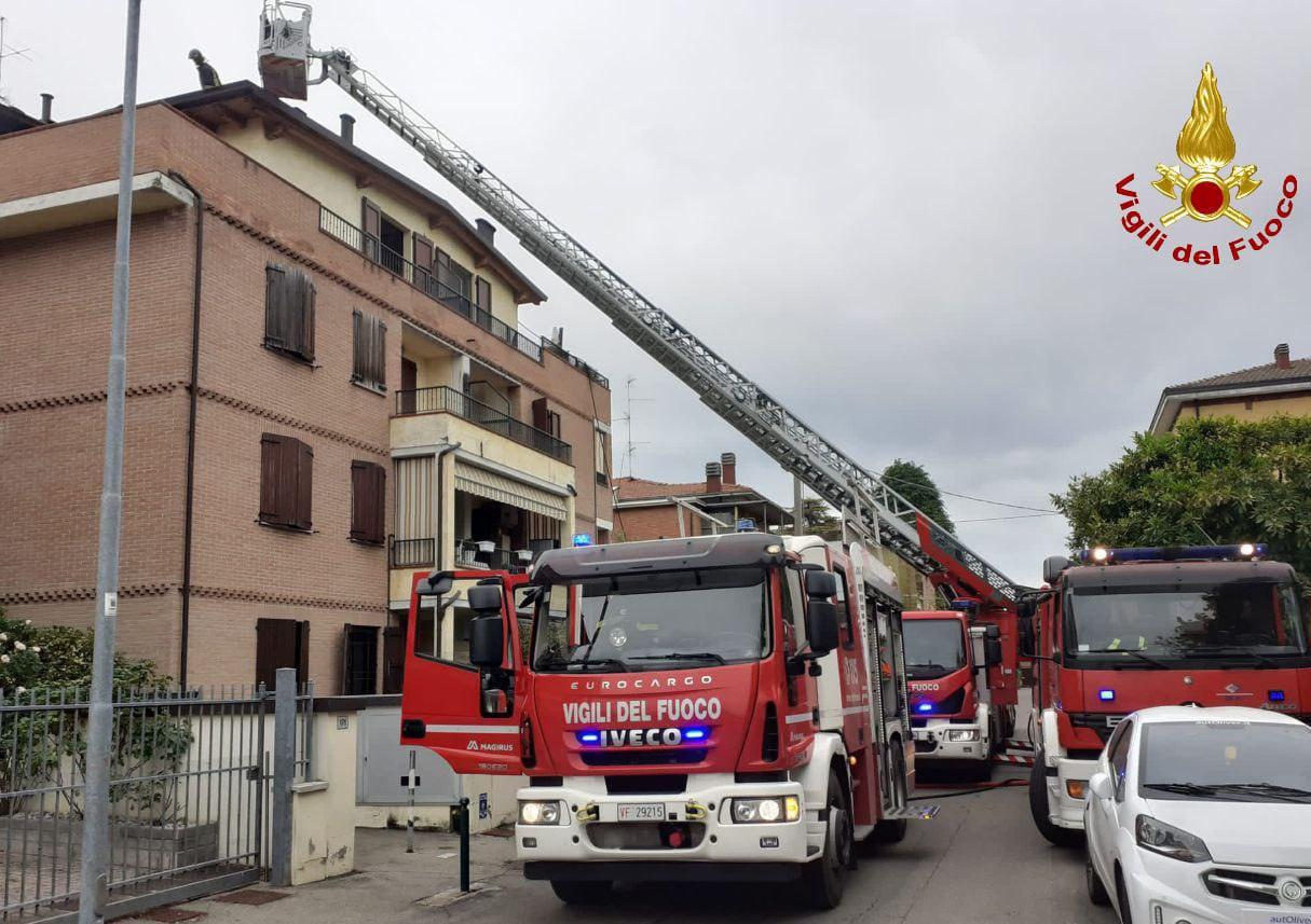 Fiorano, rogo in casa: cinque intossicati