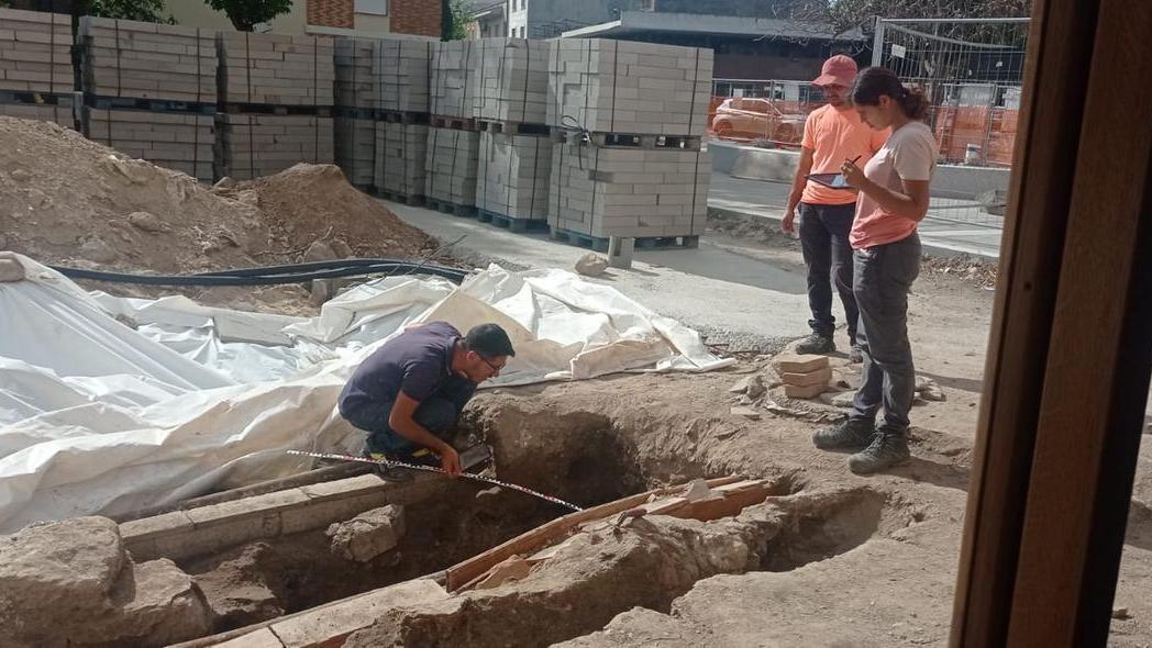 Lavori, lenti, in piazza Manno