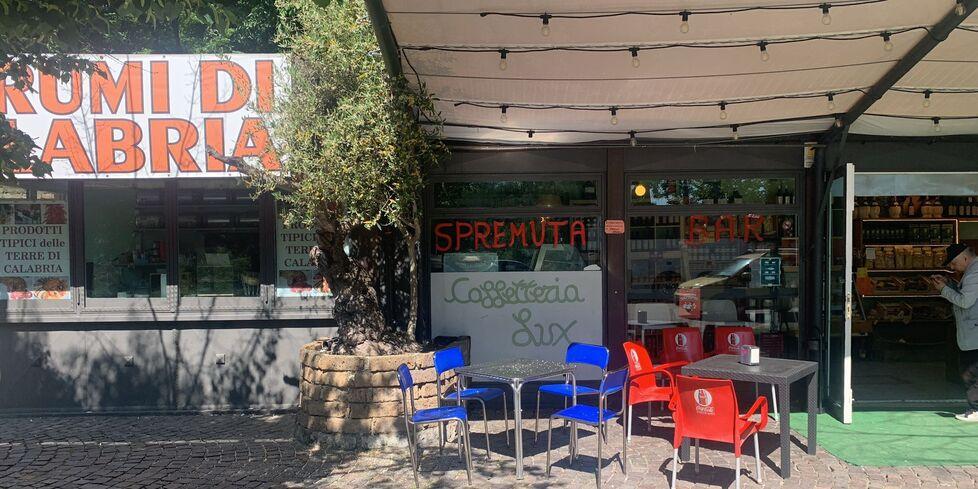 Ferrara, fa allontanare i giovani dai tavolini e viene «minacciato e preso a calci e pugni»