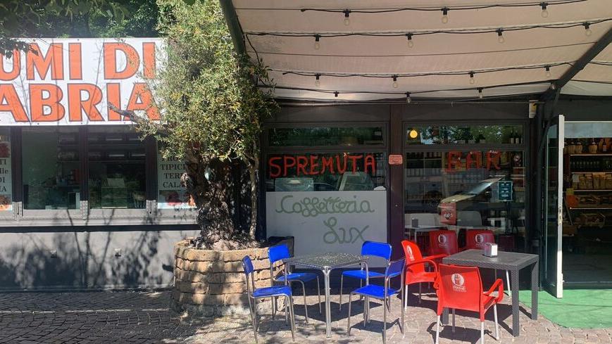 Ferrara, fa allontanare i giovani dai tavolini e viene «minacciato e preso a calci e pugni»