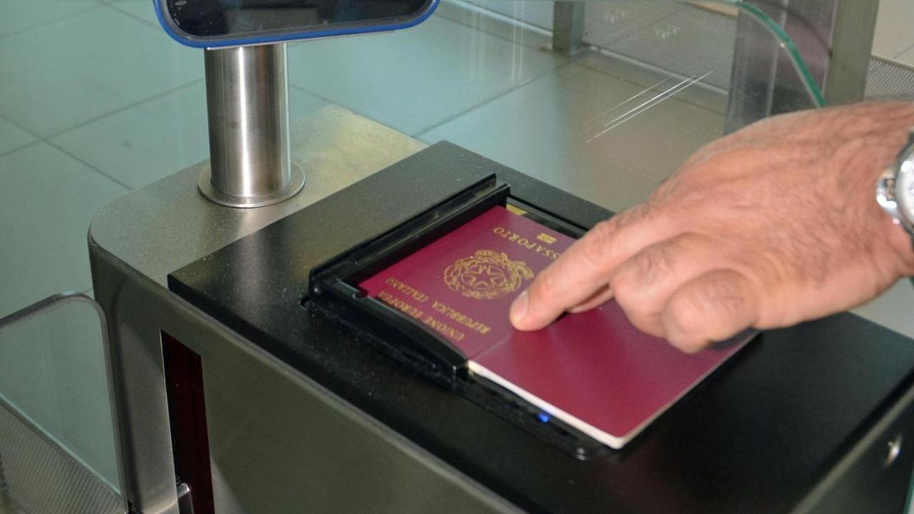 Caos passaporti, la svolta: si potranno richiedere in tutti gli uffici postali. Da quando parte il servizio