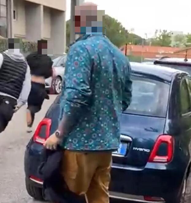 Livorno, rapina una donna e tenta la fuga: bloccato dai passanti e arrestato dalla polizia