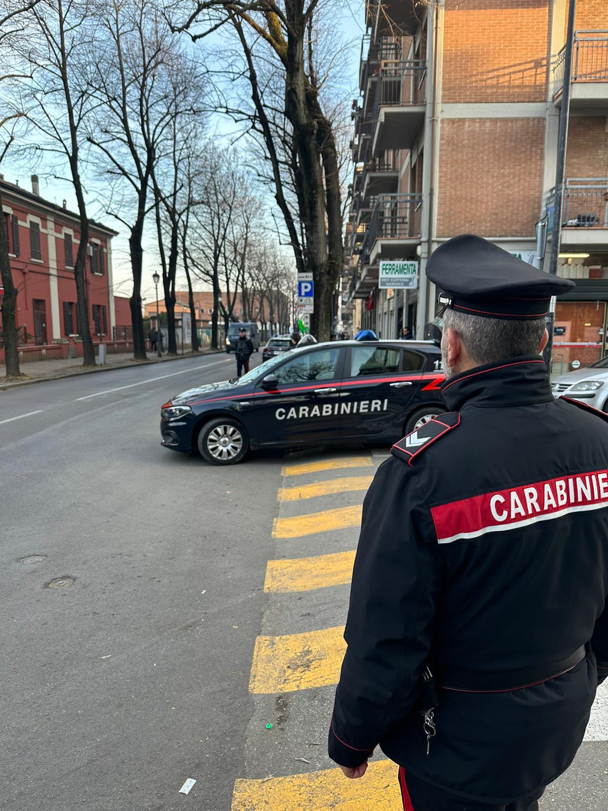 Reggio Emilia, in zona stazione vede i carabinieri e cambia direzione: aveva 50 grammi di hashish