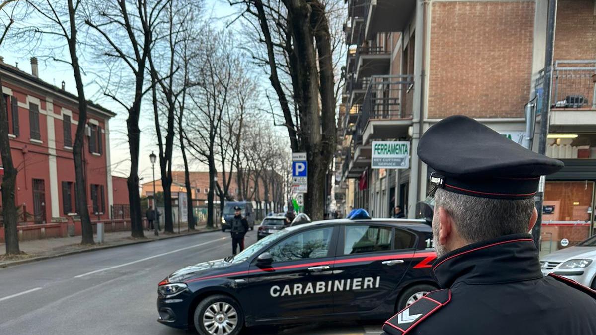 Reggio Emilia, in zona stazione vede i carabinieri e cambia direzione: aveva 50 grammi di hashish