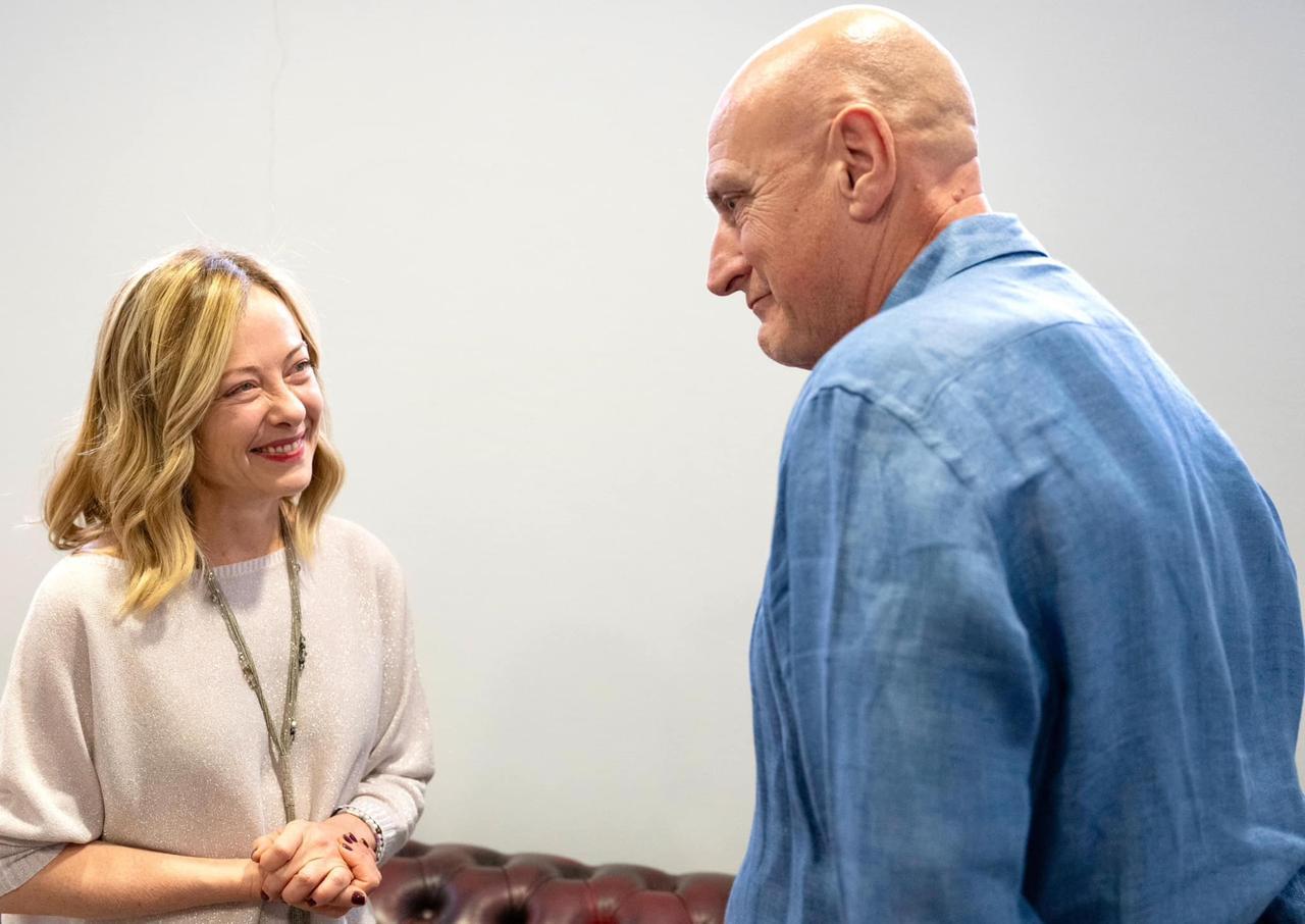 
	Giorgia Meloni con Chico Forti (foto dal profilo Facebook della premier)

