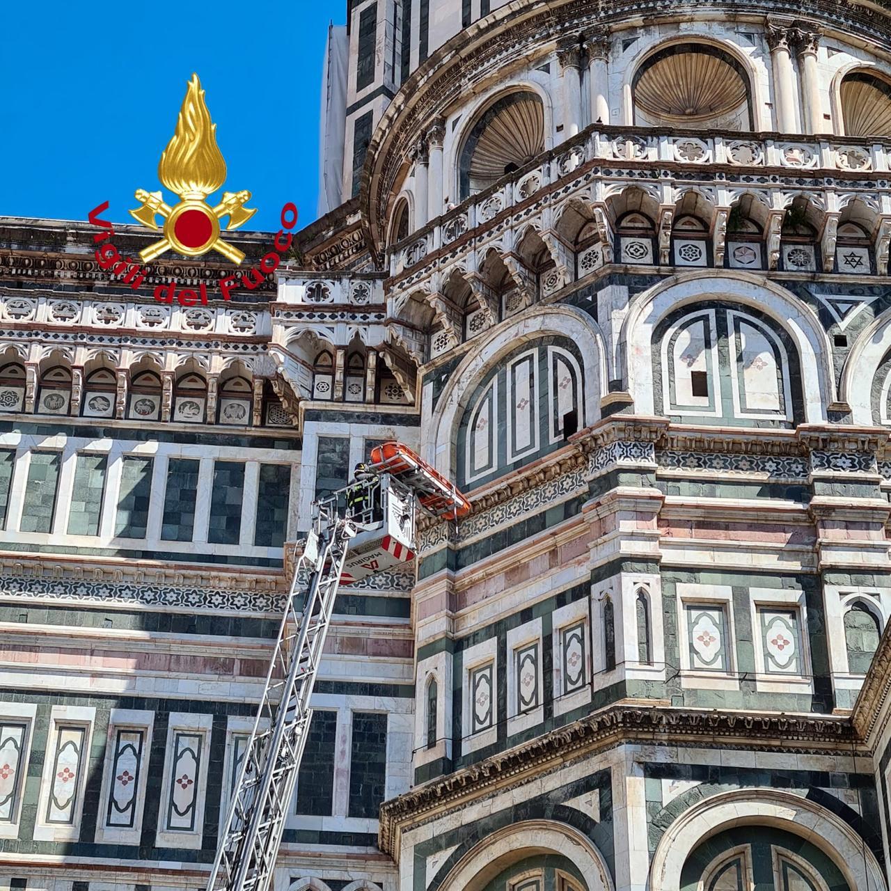 Malore sulla cupola del Duomo a Firenze, turista soccorso dai vigili del fuoco