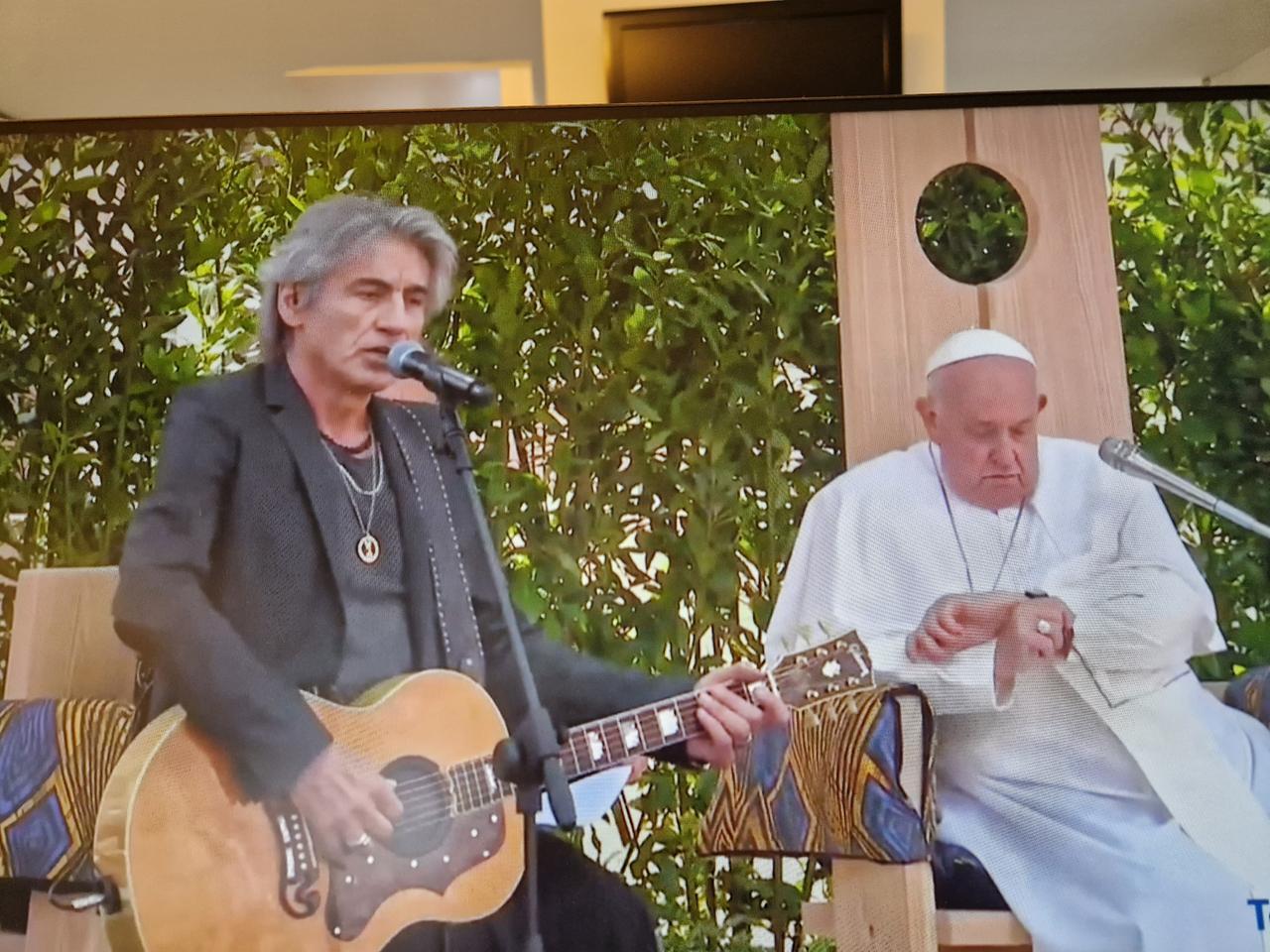 Ligabue canta in Arena...e il papa guarda l’orologio