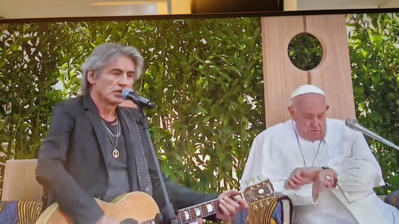 Ligabue canta in Arena...e il papa guarda l’orologio