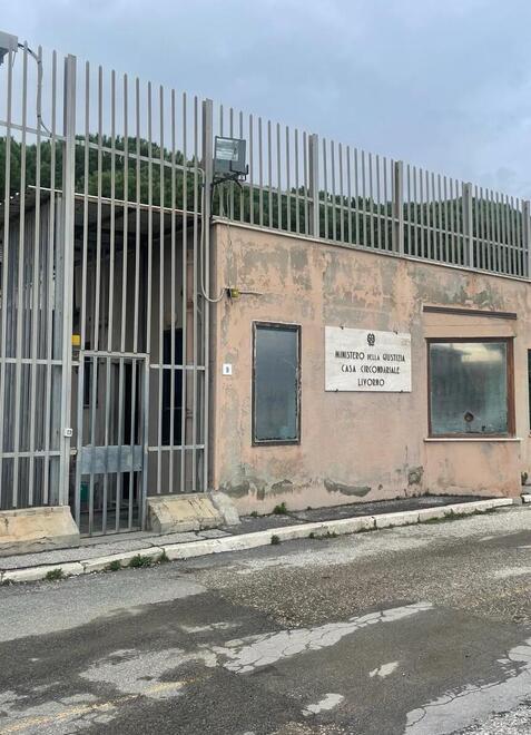 Livorno, detenuto appicca un incendio nella cella: sei poliziotti intossicati dal fumo