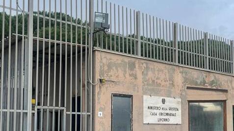 Livorno, detenuto appicca un incendio nella cella: sei poliziotti intossicati dal fumo