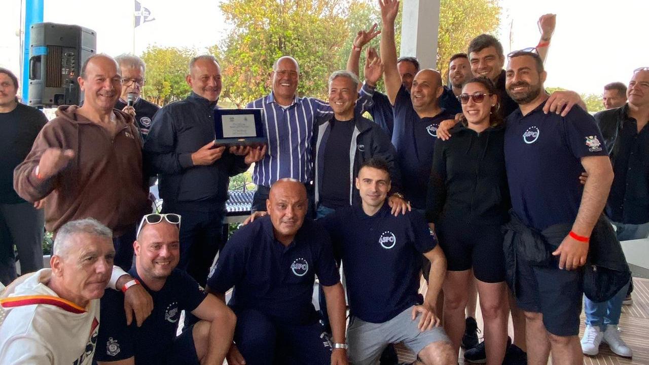L'equipaggio dell'Aspo che ha vinto la remata. Nella foto in basso i commercialisti