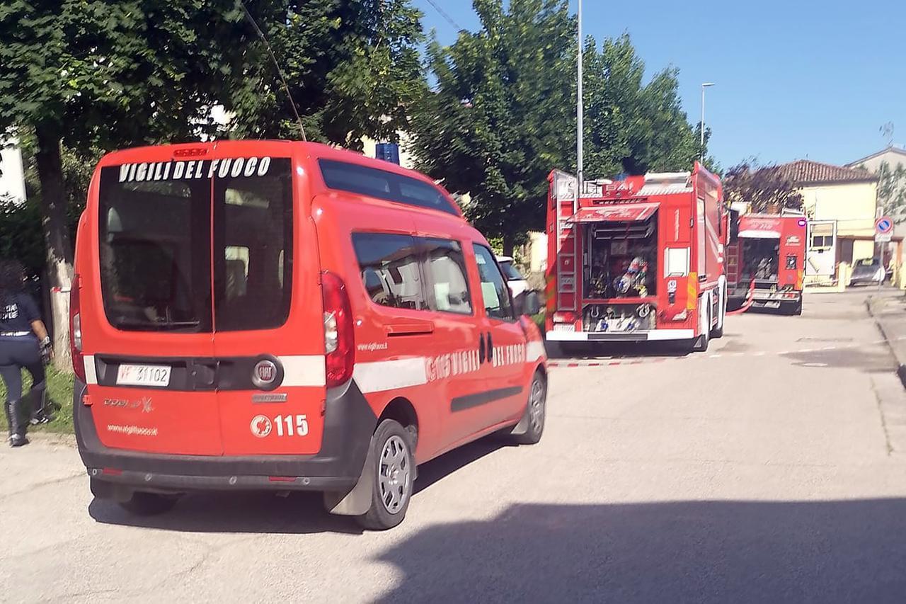 Poggio Renatico, garage va a fuoco, paura per le bombole