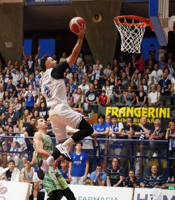 PL, lo show del sabato sera: domina Avellino in gara-uno di semifinale playoff