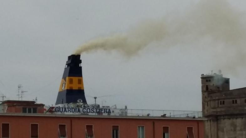 Porto di Livorno, quattro navi multate per i fumi: «Abbiamo aperto un fronte»