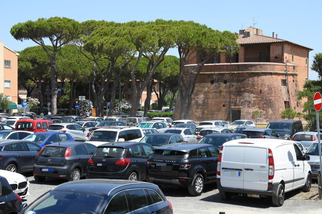 Quanto costa una giornata al mare in Toscana: il caro parcheggio. I prezzi dalla Maremma alla Versilia