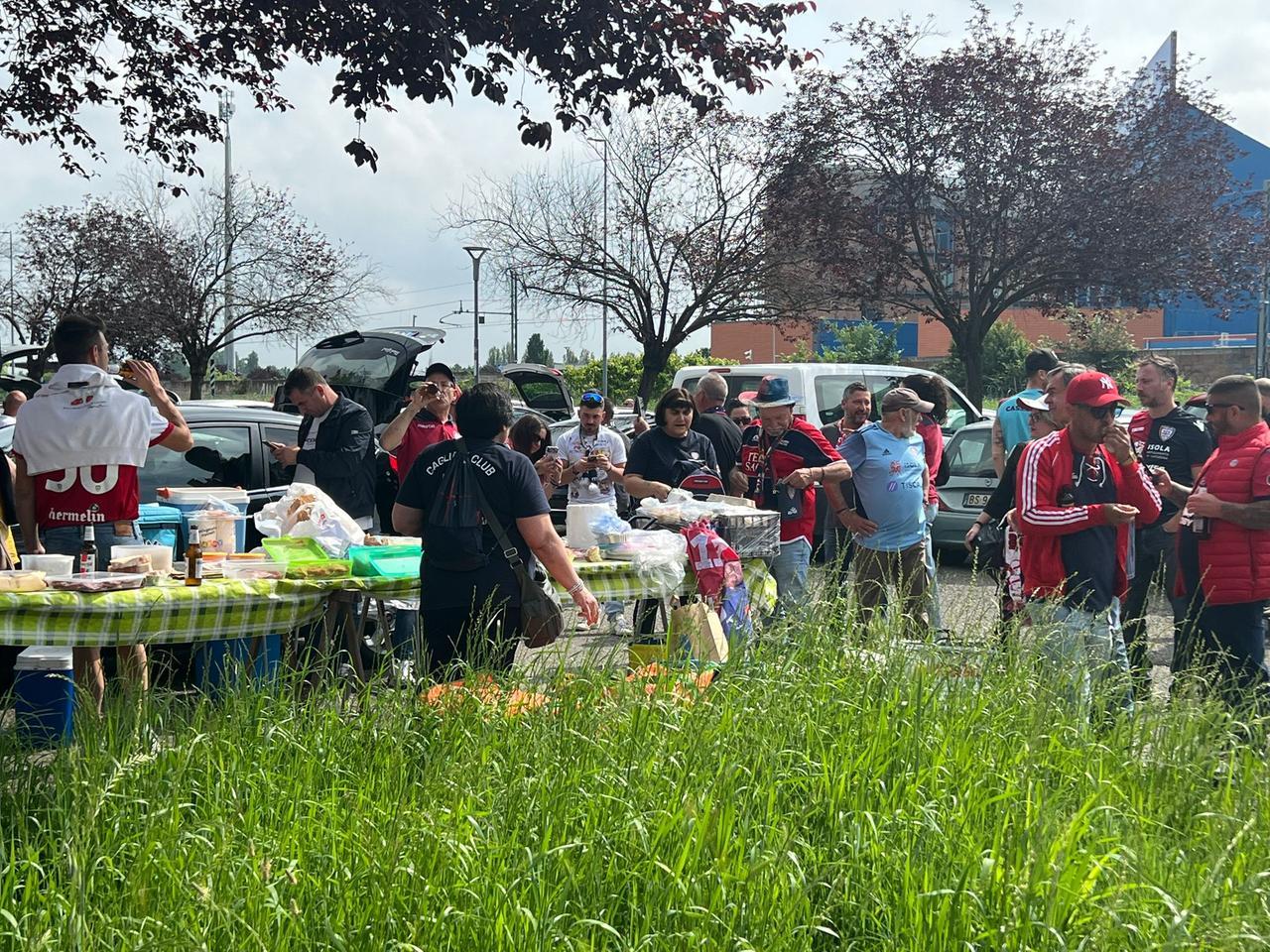 In trasferta a Reggio Emilia anche un banchetto di salumi e formaggi: i tifosi rossoblù colorano l’attesa della partita