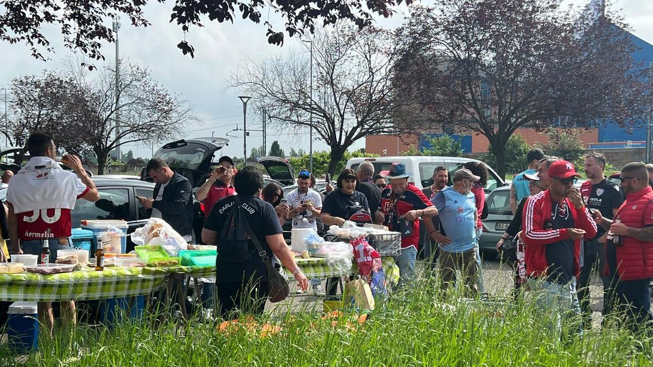 In trasferta a Reggio Emilia anche un banchetto di salumi e formaggi: i tifosi rossoblù colorano l’attesa della partita