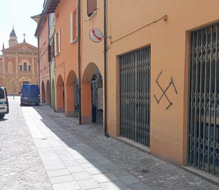Svastiche nell’ex bar di via Gramsci che potrebbe divenire centro islamico