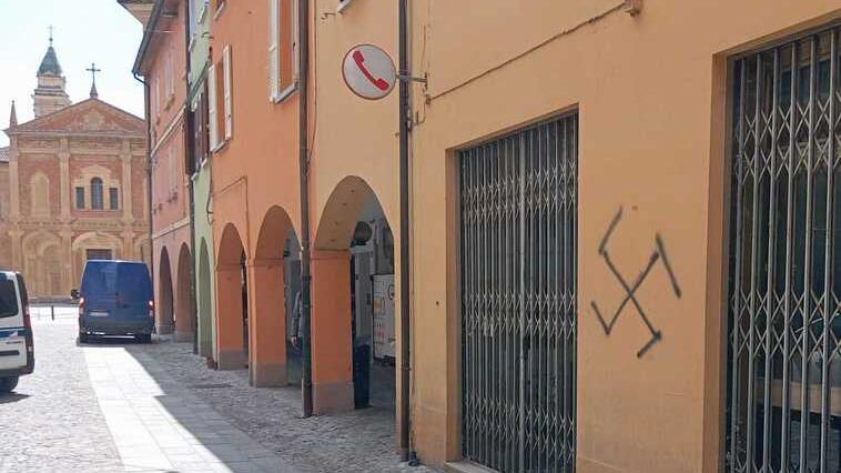 Svastiche nell’ex bar di via Gramsci che potrebbe divenire centro islamico