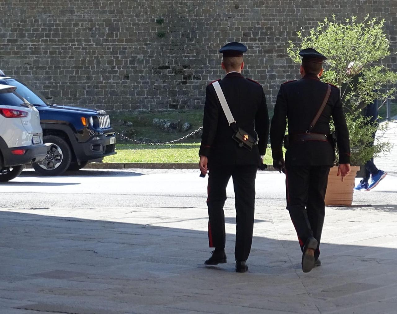 E’ agli arresti in una comunità terapeutica di Sinnai ma i carabinieri lo trovano a passeggio in strada: arrestato