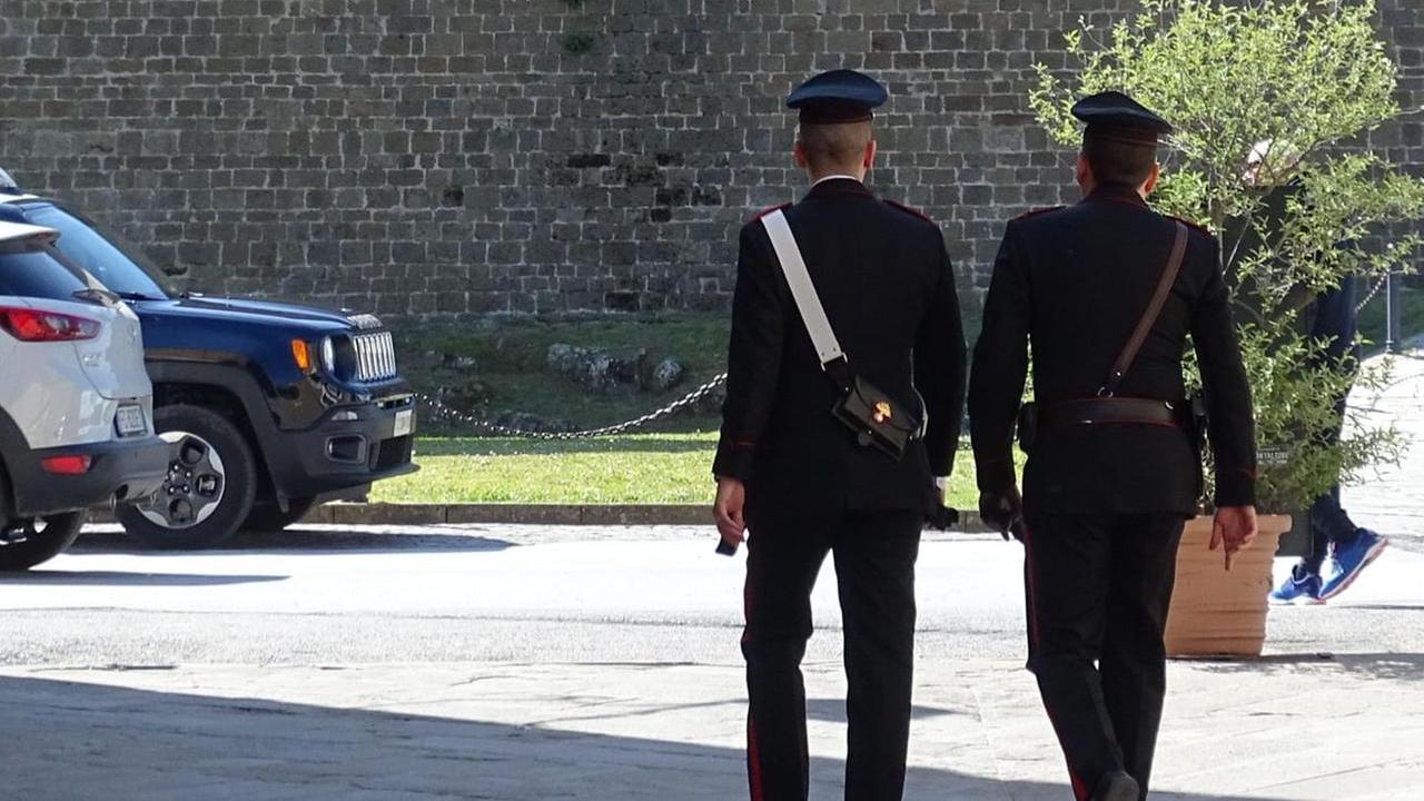 E’ agli arresti in una comunità terapeutica di Sinnai ma i carabinieri lo trovano a passeggio in strada: arrestato