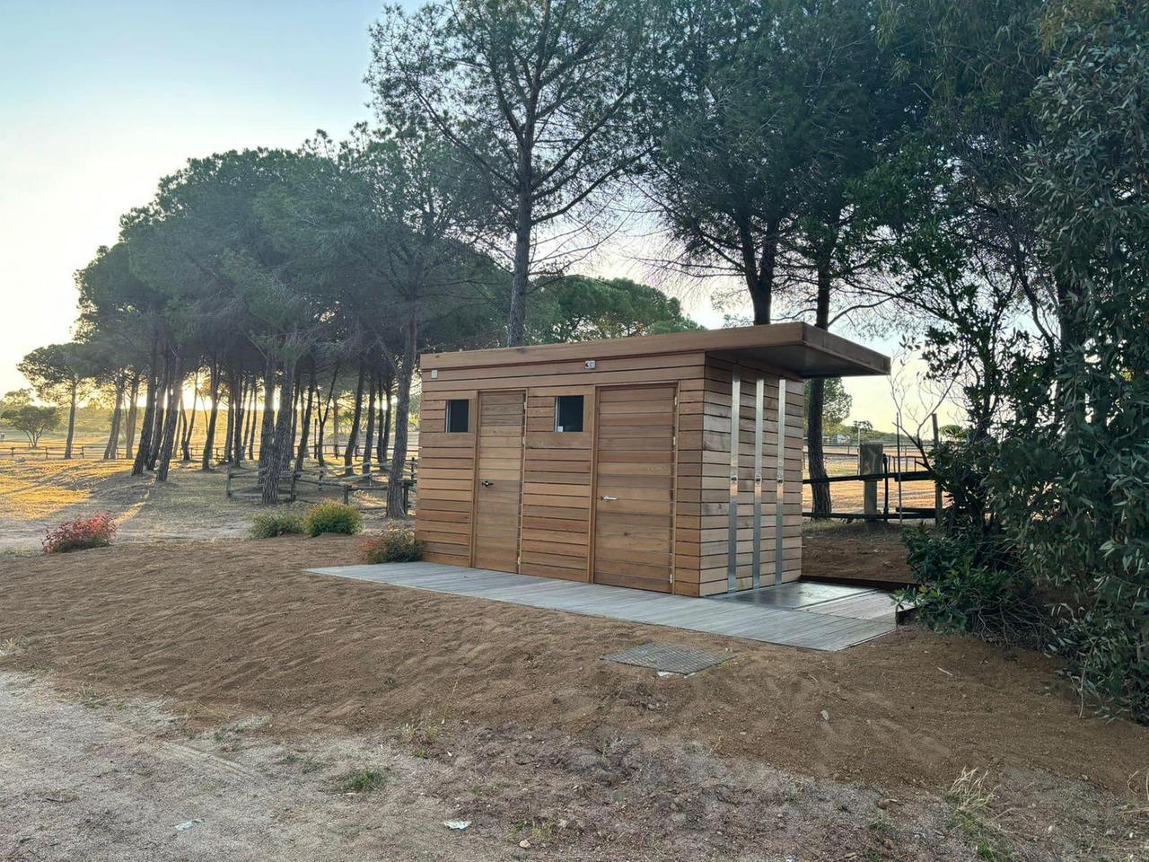 San Teodoro, nelle spiagge arrivano i nuovi servizi igienici. Il Comune: «Così tuteliamo il litorale»