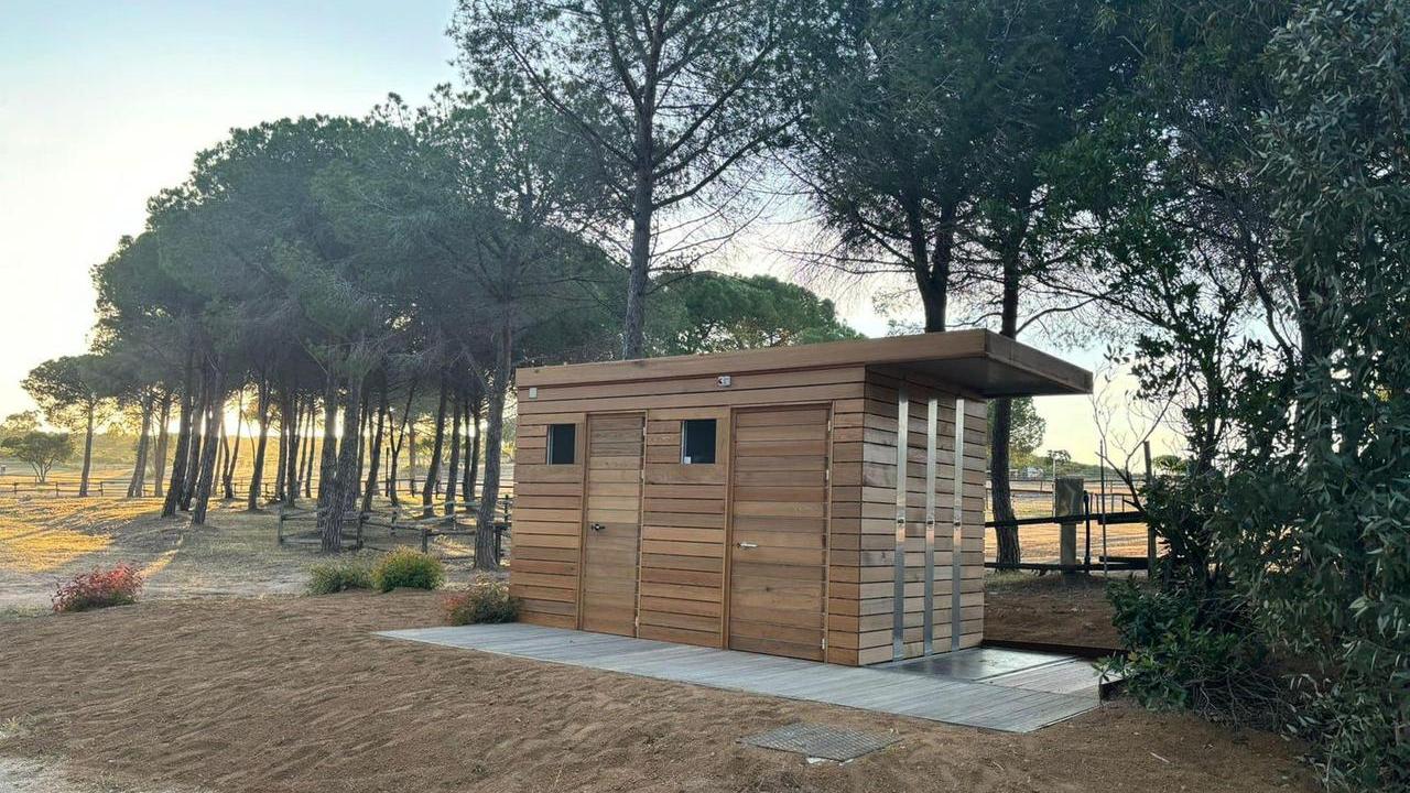 San Teodoro, nelle spiagge arrivano i nuovi servizi igienici. Il Comune: «Così tuteliamo il litorale»