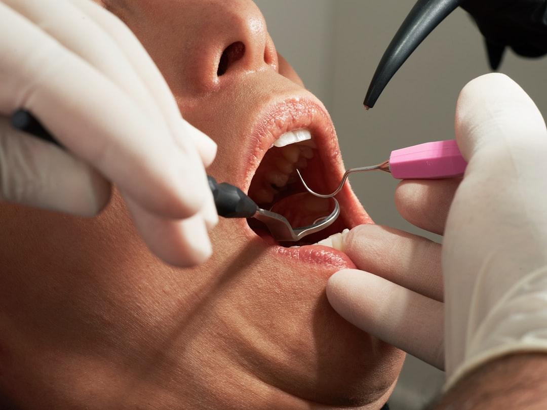 Lucca, falso dentista in corsia, Asl condannata a risarcire una paziente: chi è il finto medico