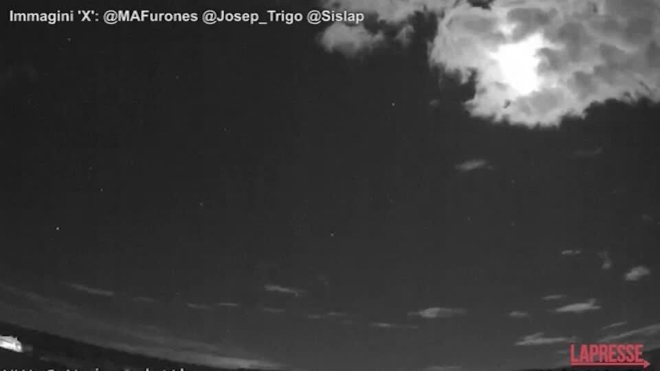 <p>Spagna, passaggio meteorite illumina il cielo del Paese: le immagini</p>