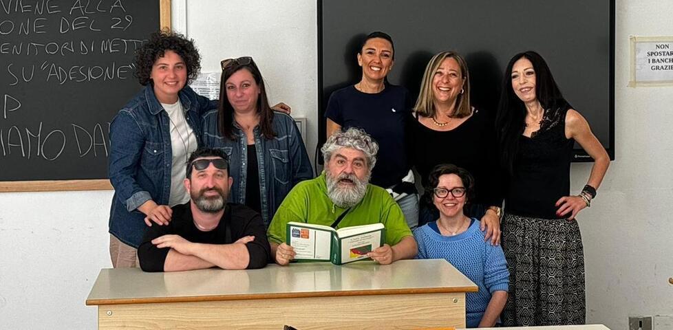 
	Il prof La Mantia in classe con i suoi "Sette in condotta"


